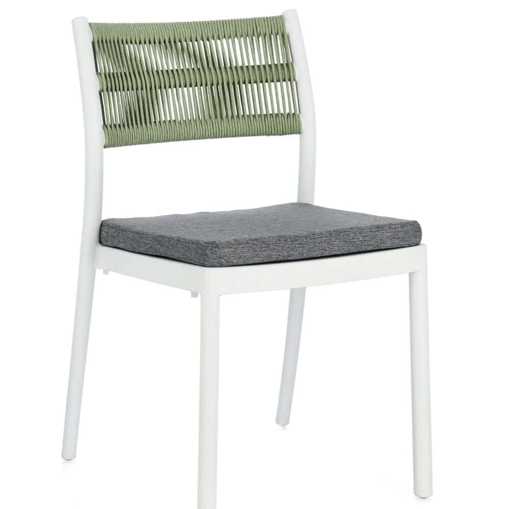 Sedia elegante con struttura bianca, seduta grigia e schienale in corde verde, perfetta per interni e giardini.
