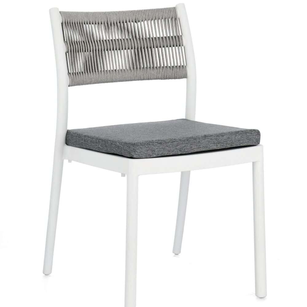 Poltrona setosa bianca e grigia, look elegante per arredo contemporaneo.