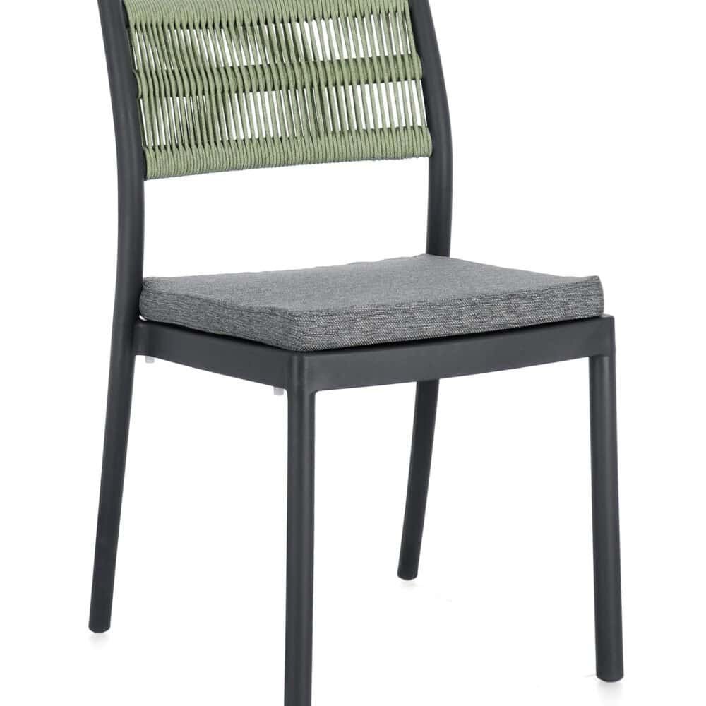 Sedia con struttura in metallo nero, seduta imbottita e schienale in corda verde, design elegante e resistente.