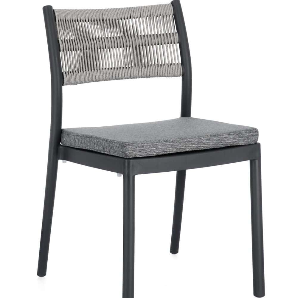 Sedia elegante da esterno con struttura in acciaio e seduta in tessuto resistente.