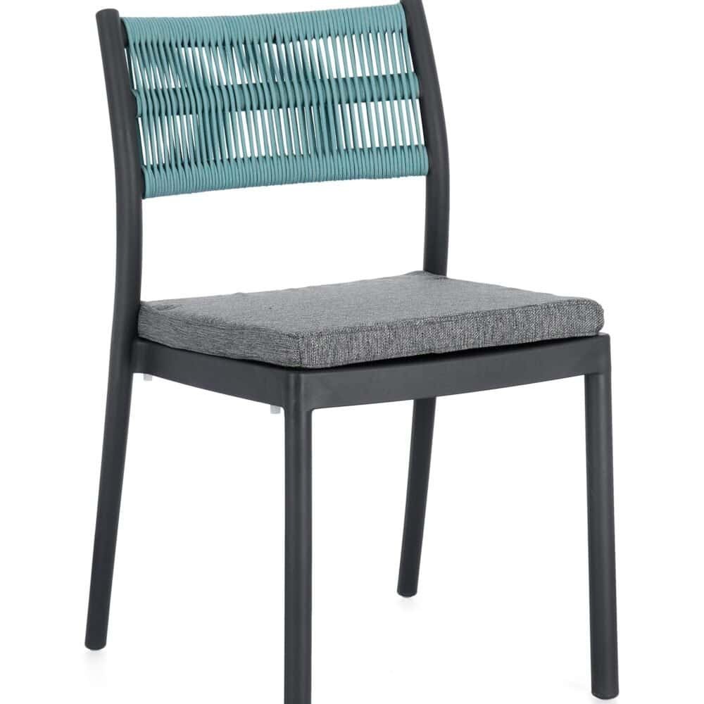 Sedia da giardino con struttura in metallo, cinghia di rattan blu e seduta imbottita grigia.