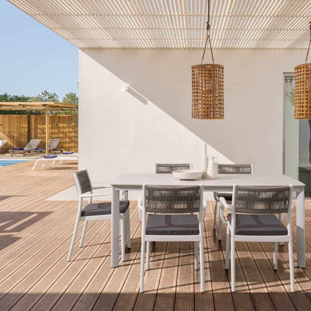 Illuminazione naturale su terrazza in stile moderno.