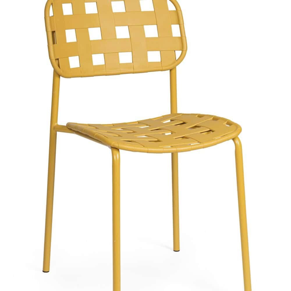 Sedia in plastica gialla con design a intreccio, ideale per esterni e interni.