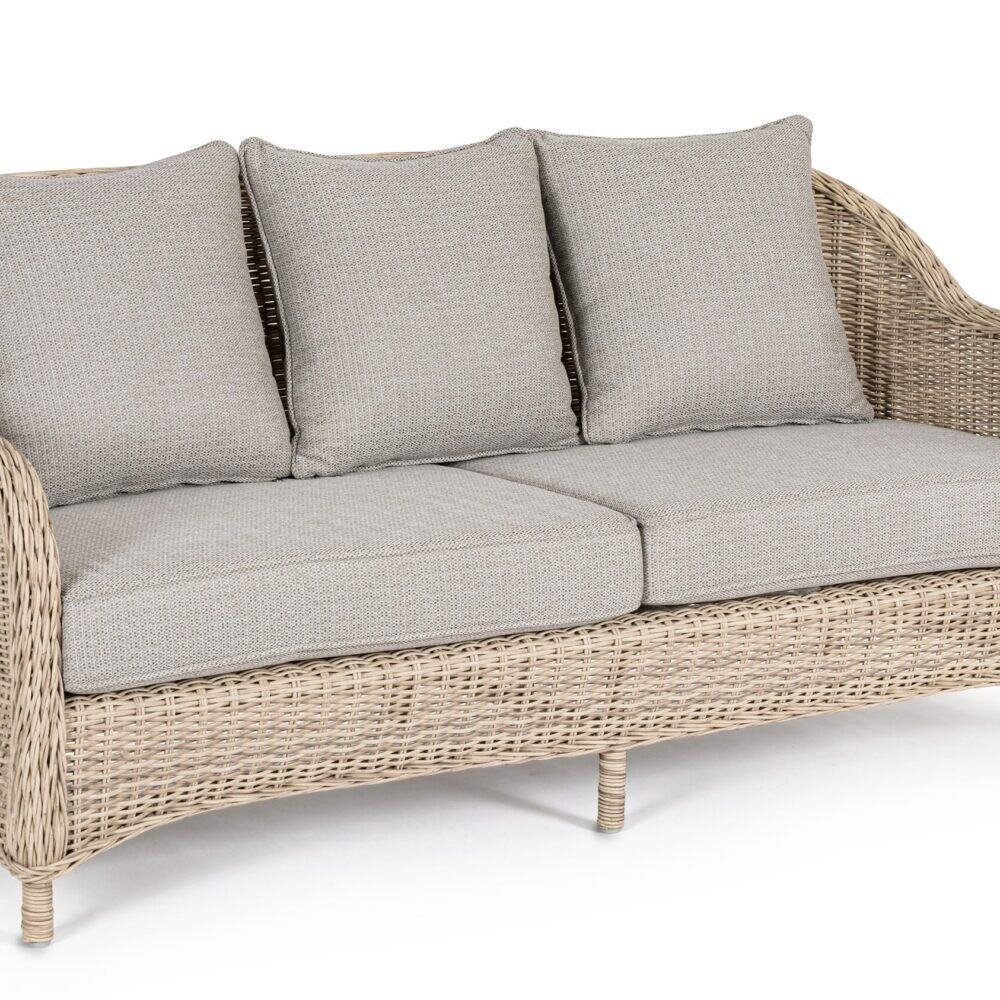 Divano in vimini con cuscini beige, arredo outdoor elegante e resistente.