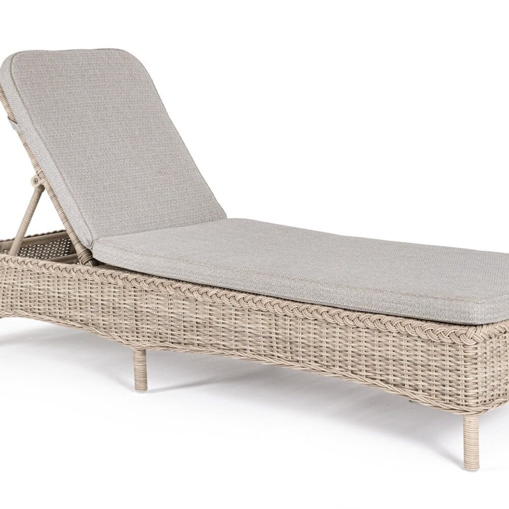 Sdraio da giardino in rattan beige con poggiatesta regolabile e ruote per il spostamento facile.