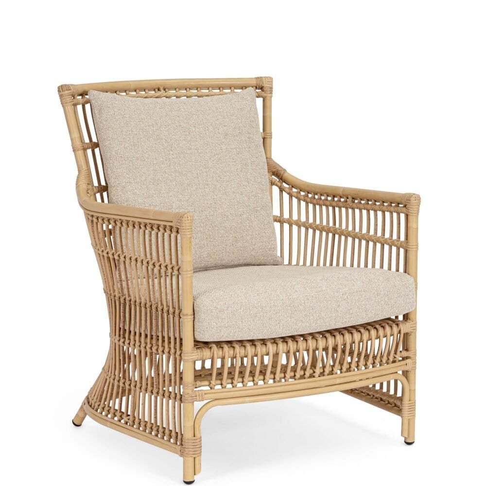 Sedia in rattan naturale con cuscini beige - arredo outdoor elegante e resistente.