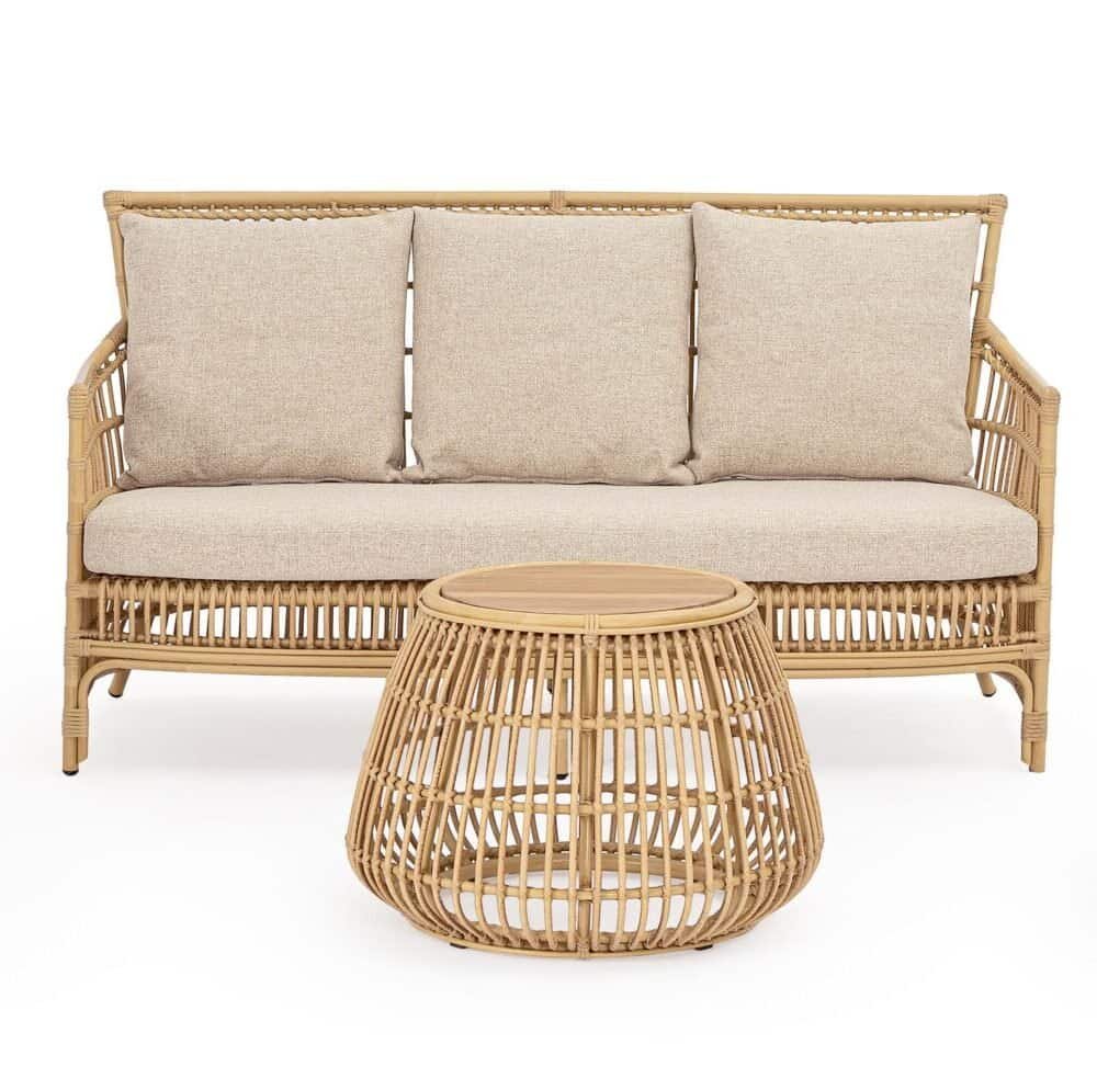 Divano e sedie in rattan con cuscini beige, ideale per arredi outdoor eleganti.