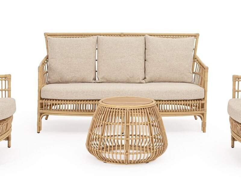 Divano e sedie in rattan con cuscini beige, ideale per arredi outdoor eleganti.