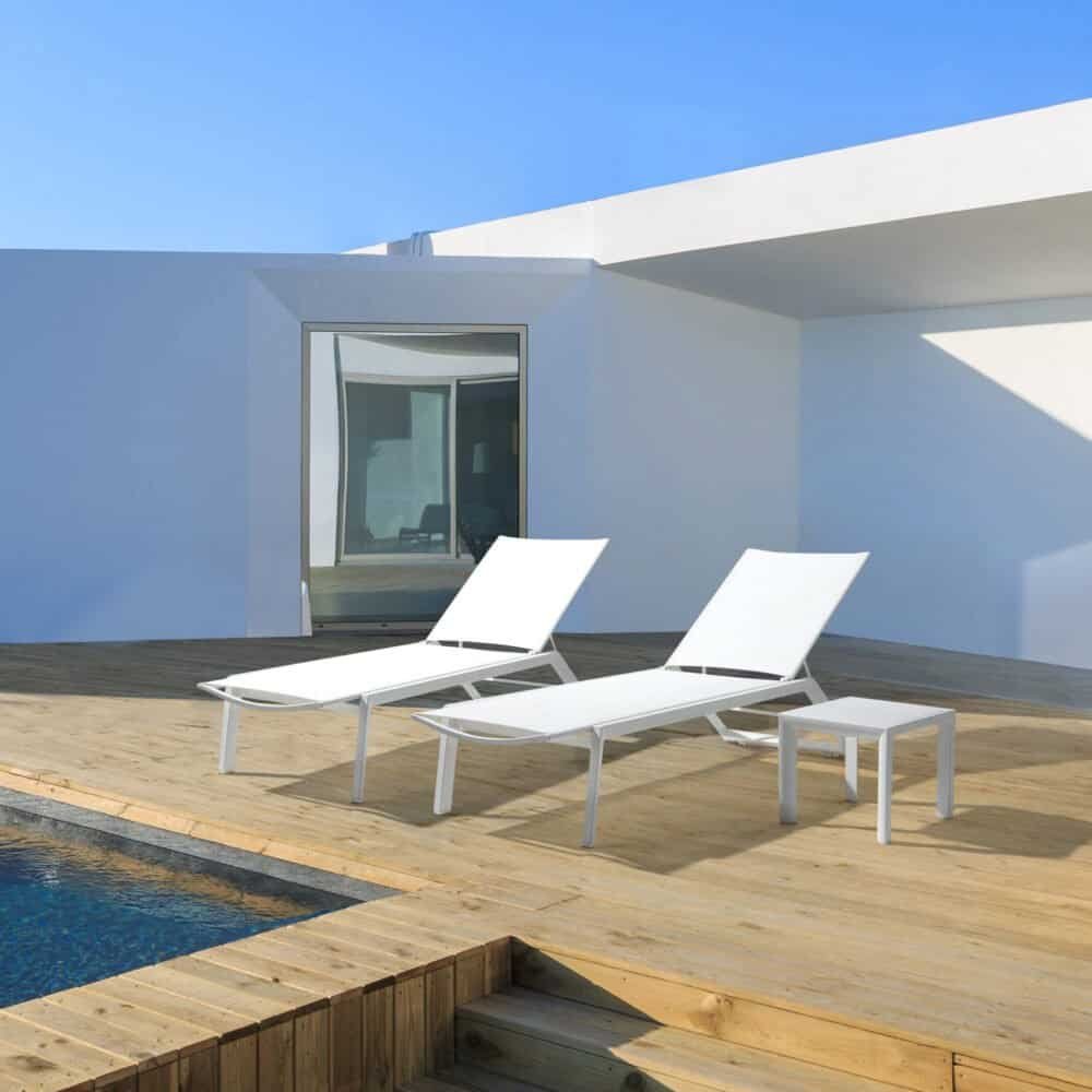 Sedie da esterno con vista piscina.