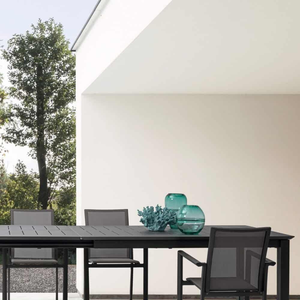 Utilizzo di mobili eleganti e minimalisti per esterni.