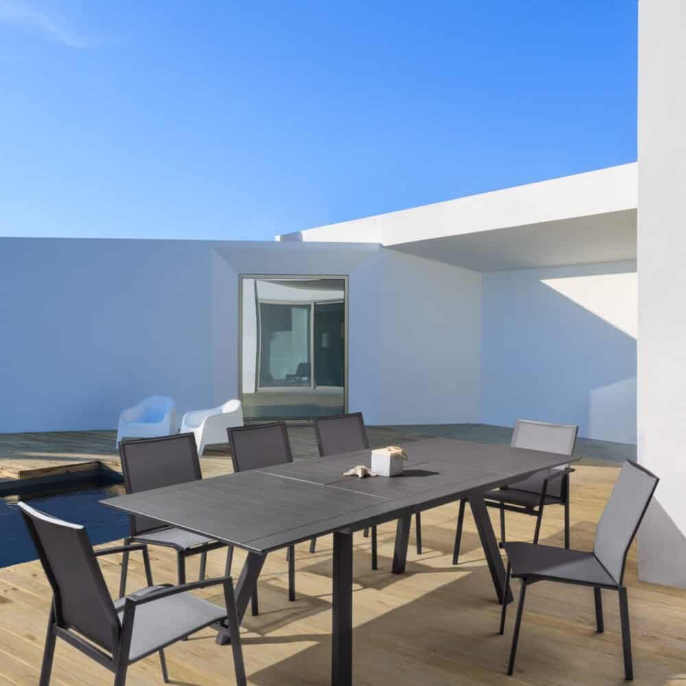 Balcone con tavolo e sedie in stile minimal, vista piscina, architettura moderna, spazio outdoor, arredamento di design JollyGiunco.