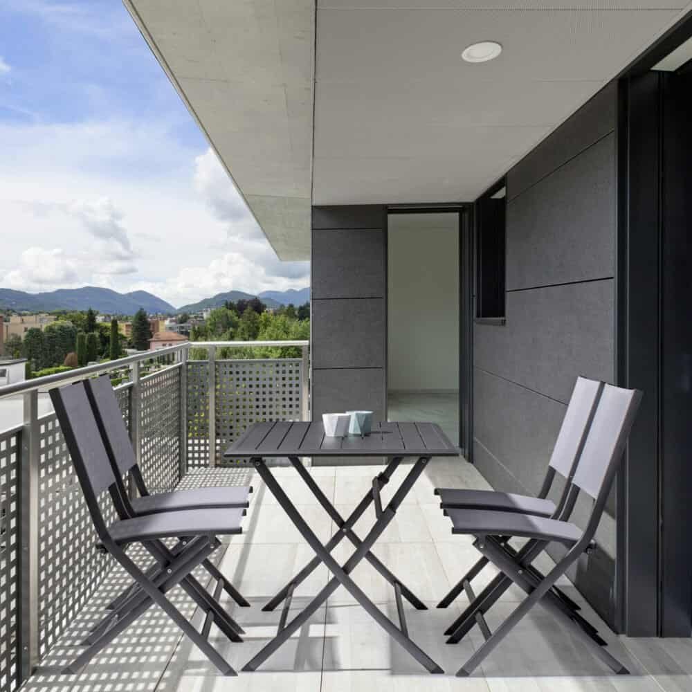 Comodità e stile su un balcone con vista panoramica e arredi di design elegante.