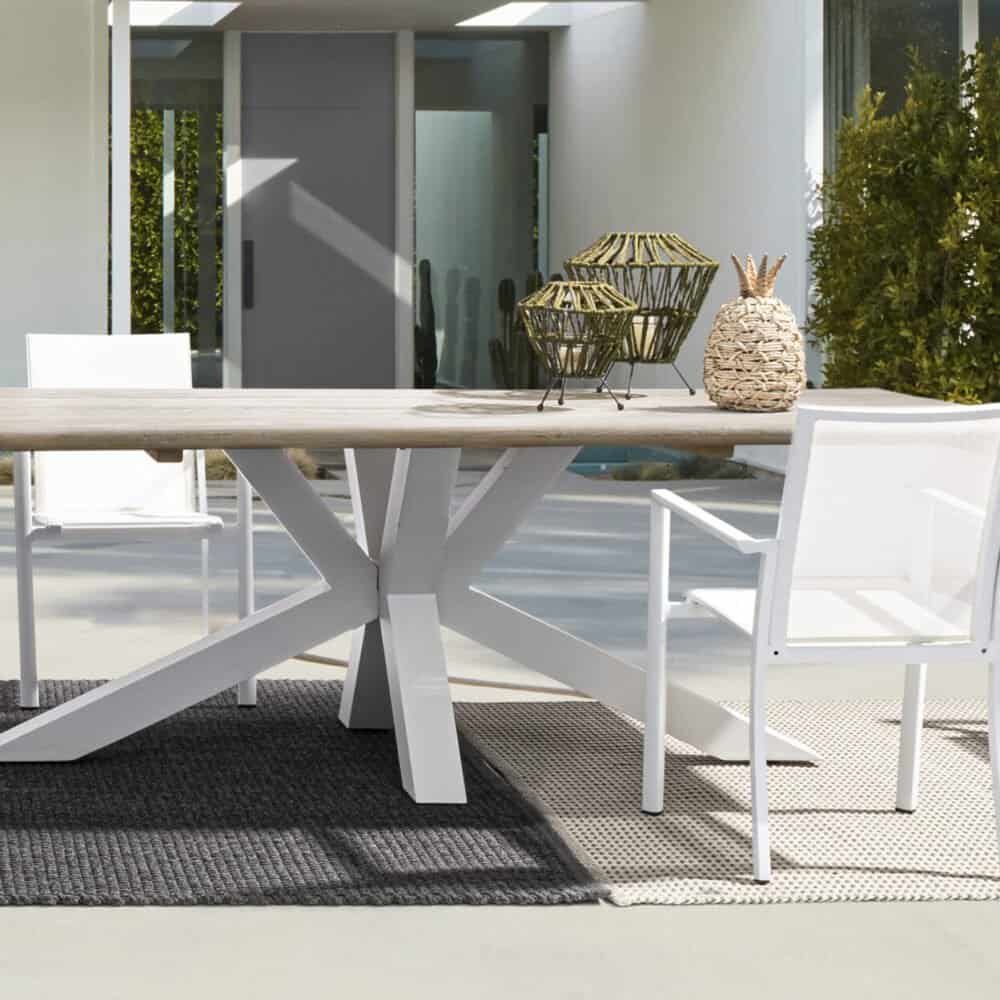 Oggetto di arredo per esterni, tavolo e sedie in stile contemporaneo da giardino.