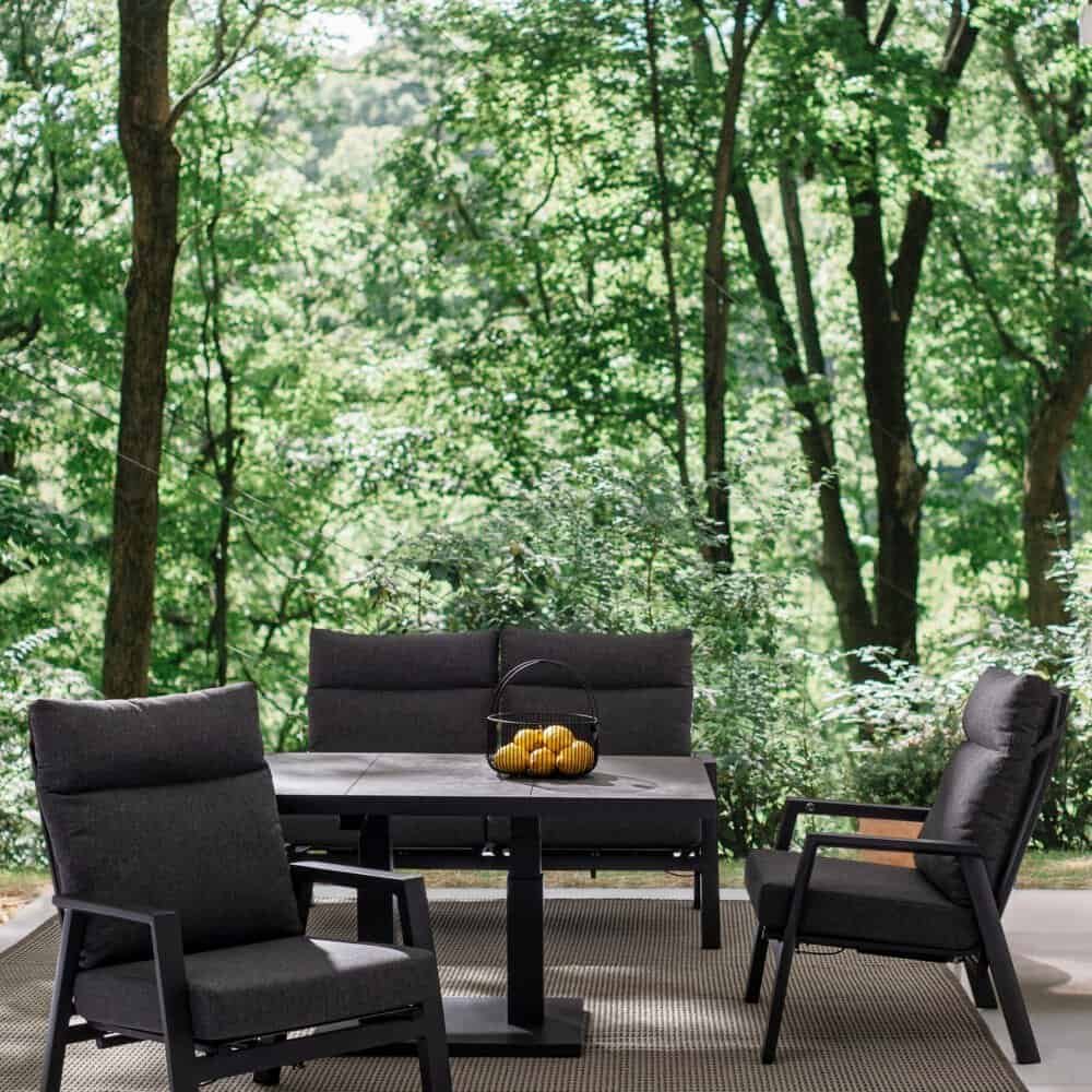 Mobili da giardino moderni in atmosfera naturale, ideale per spazi verdi e relax.