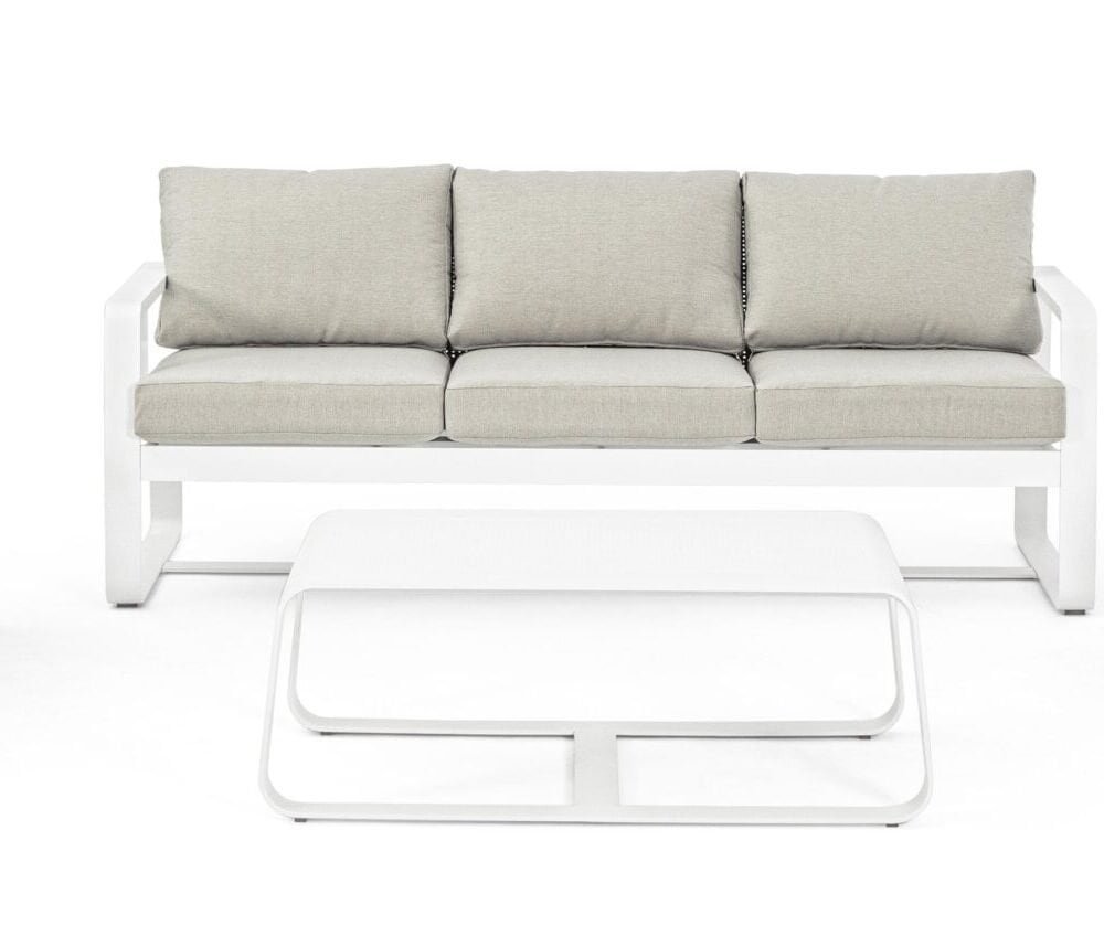 Sofà da soggiorno in tessuto chiaro con struttura in metallo bianco, design contemporaneo per spazi eleganti.