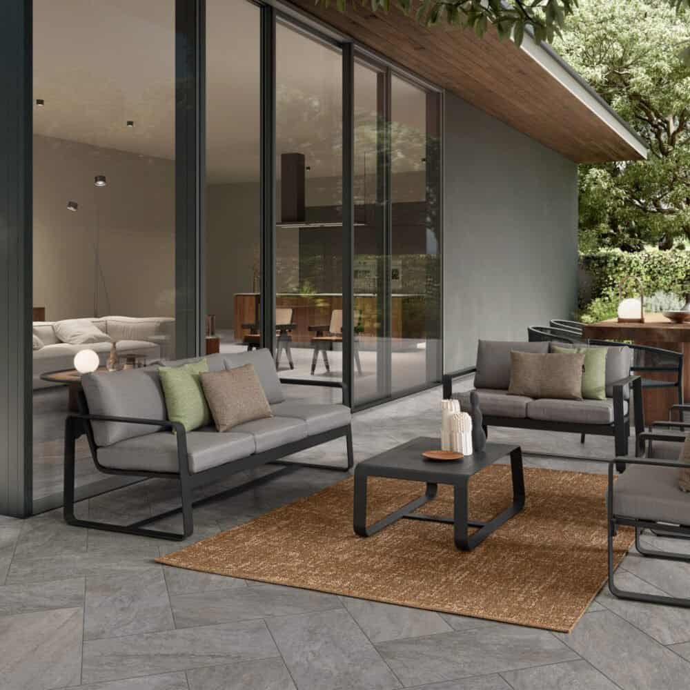 Divani moderni e outdoor con ambiente accogliente e arredamento di design.