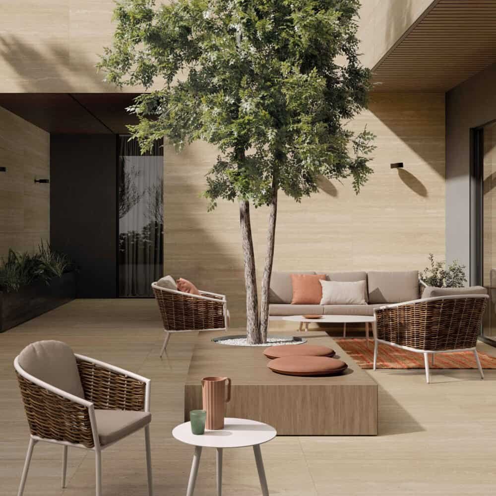 Albero e arredi da esterno moderni cortile residenziale in stile minimalista.
