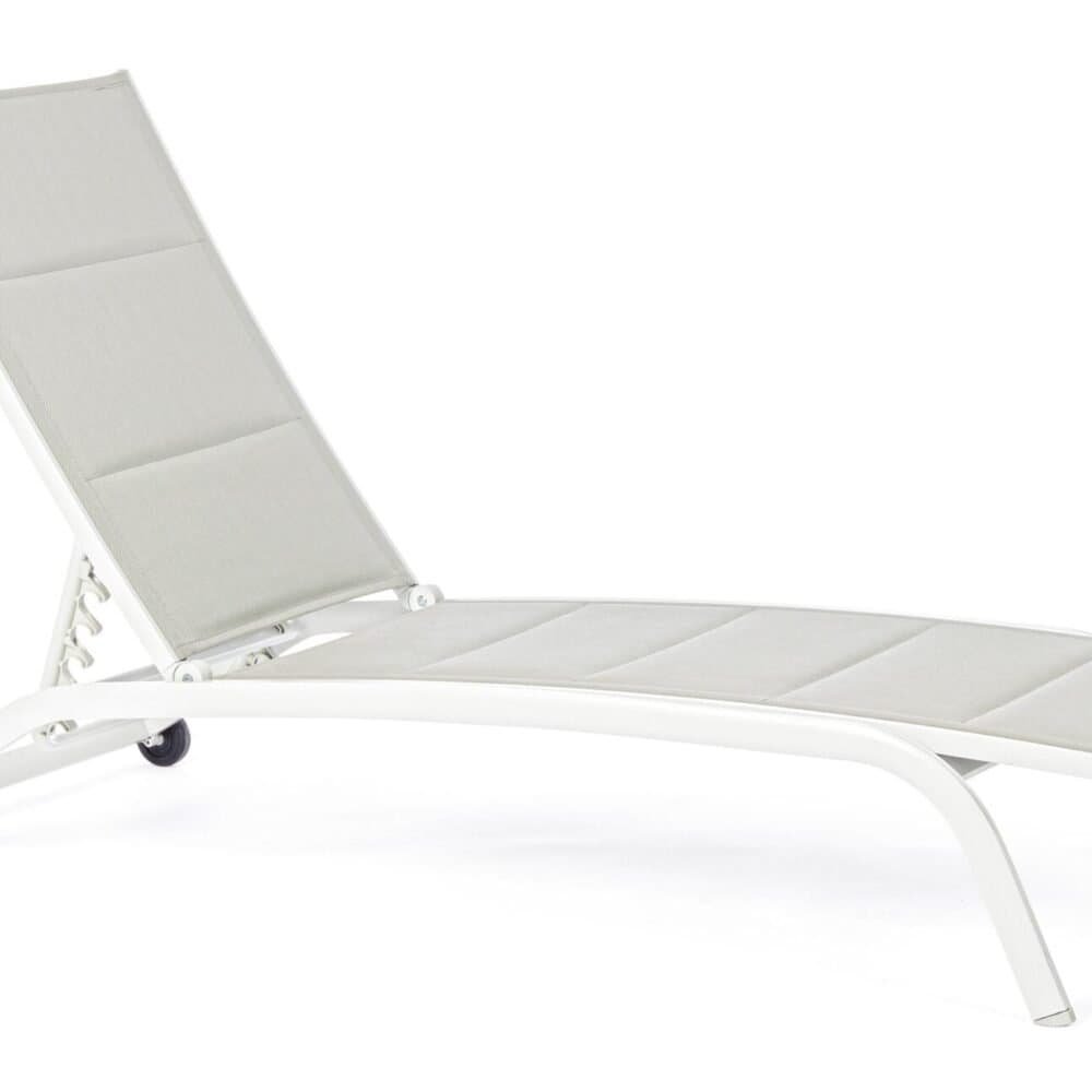 Sdraio da giardino in tessuto bianco, ideale per relax e sofisticatezza in ambienti esterni.