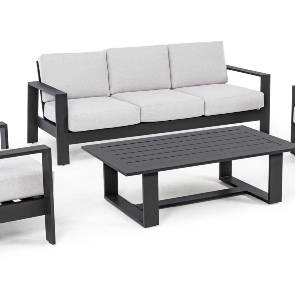 Mobili da esterno in legno nero con cuscini chiari, perfetti per arredare giardini e terrazzi.