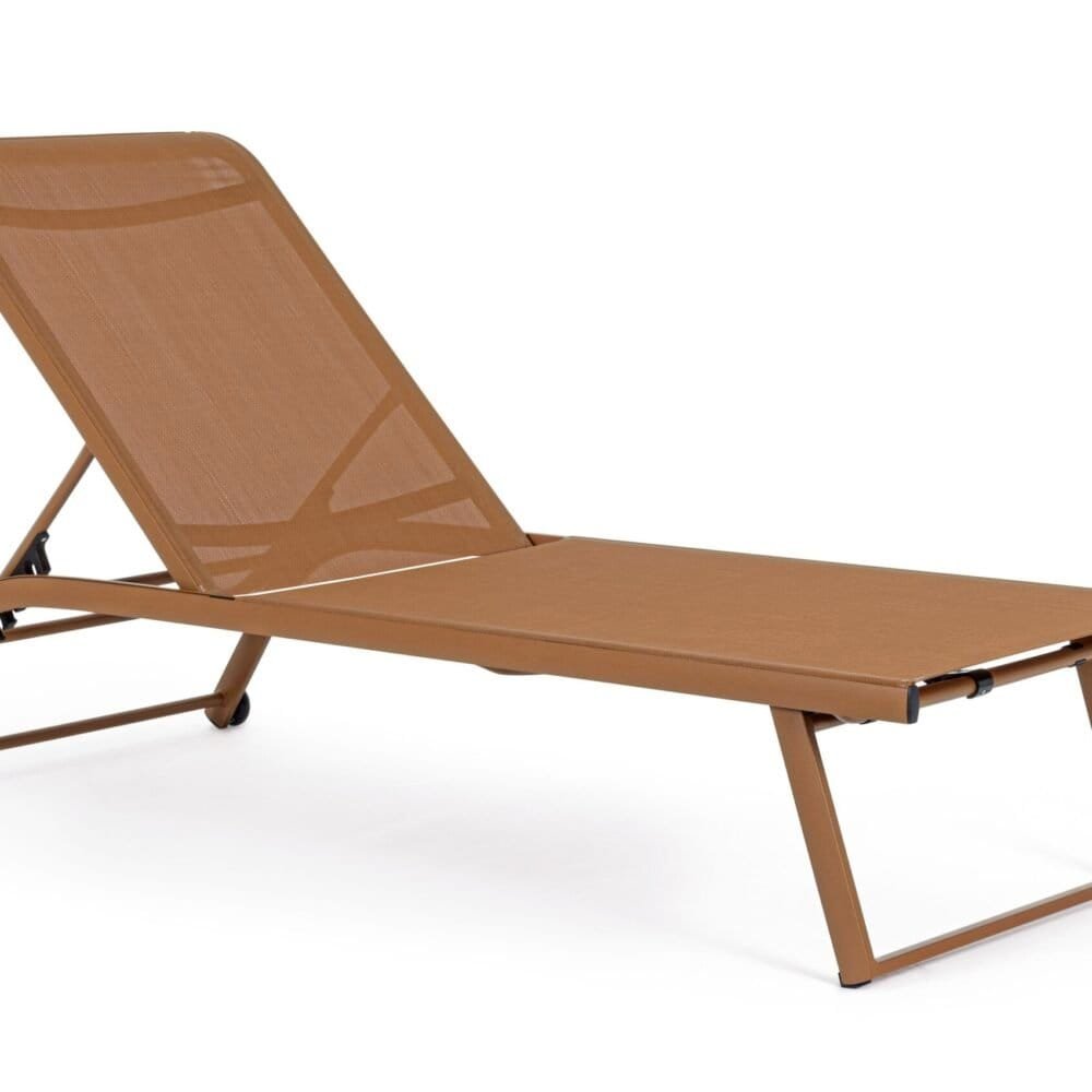 Descrizione di una sdraio estiva in rattan color sabbia, perfetta per il relax in giardino o in spiaggia.