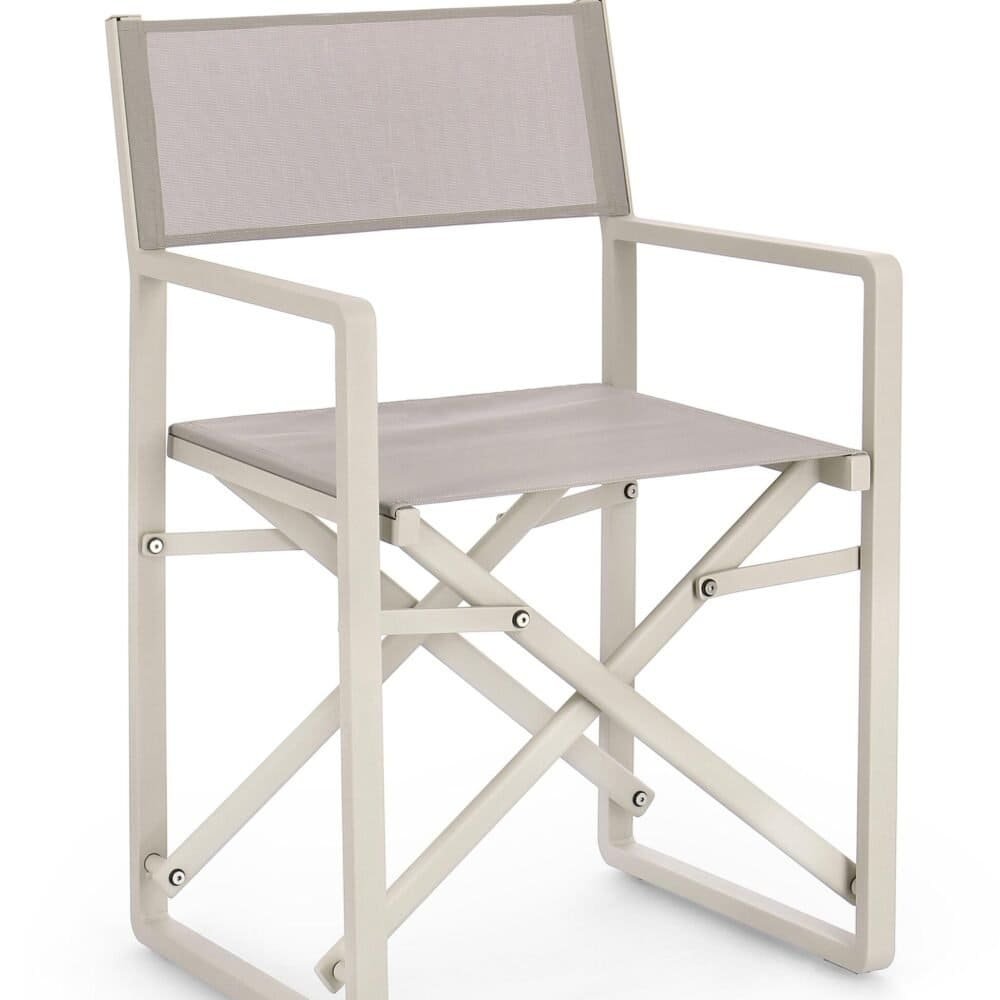 Sedia pieghevole moderna con struttura in alluminio e seduta in tessuto beige, ideale per esterni e interni.