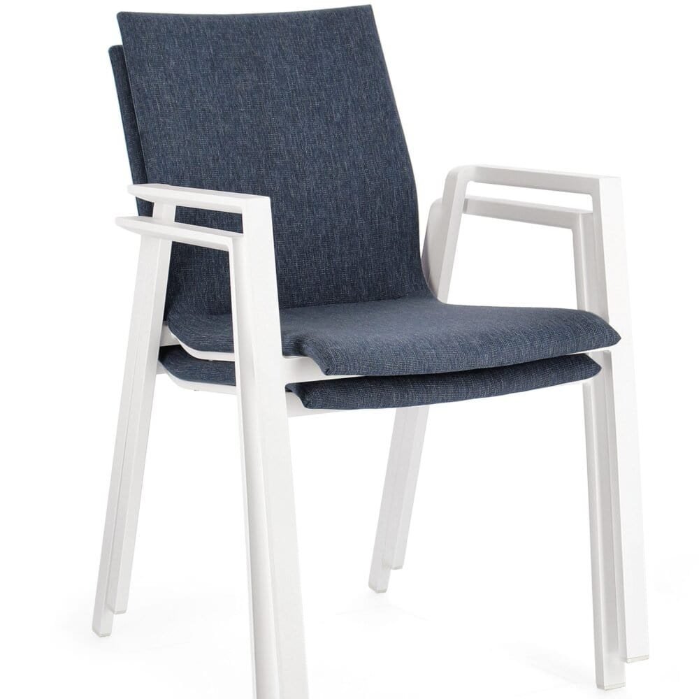 Sedia di design con cornice bianca e seduta in tessuto blu navy, ideale per ambienti eleganti.