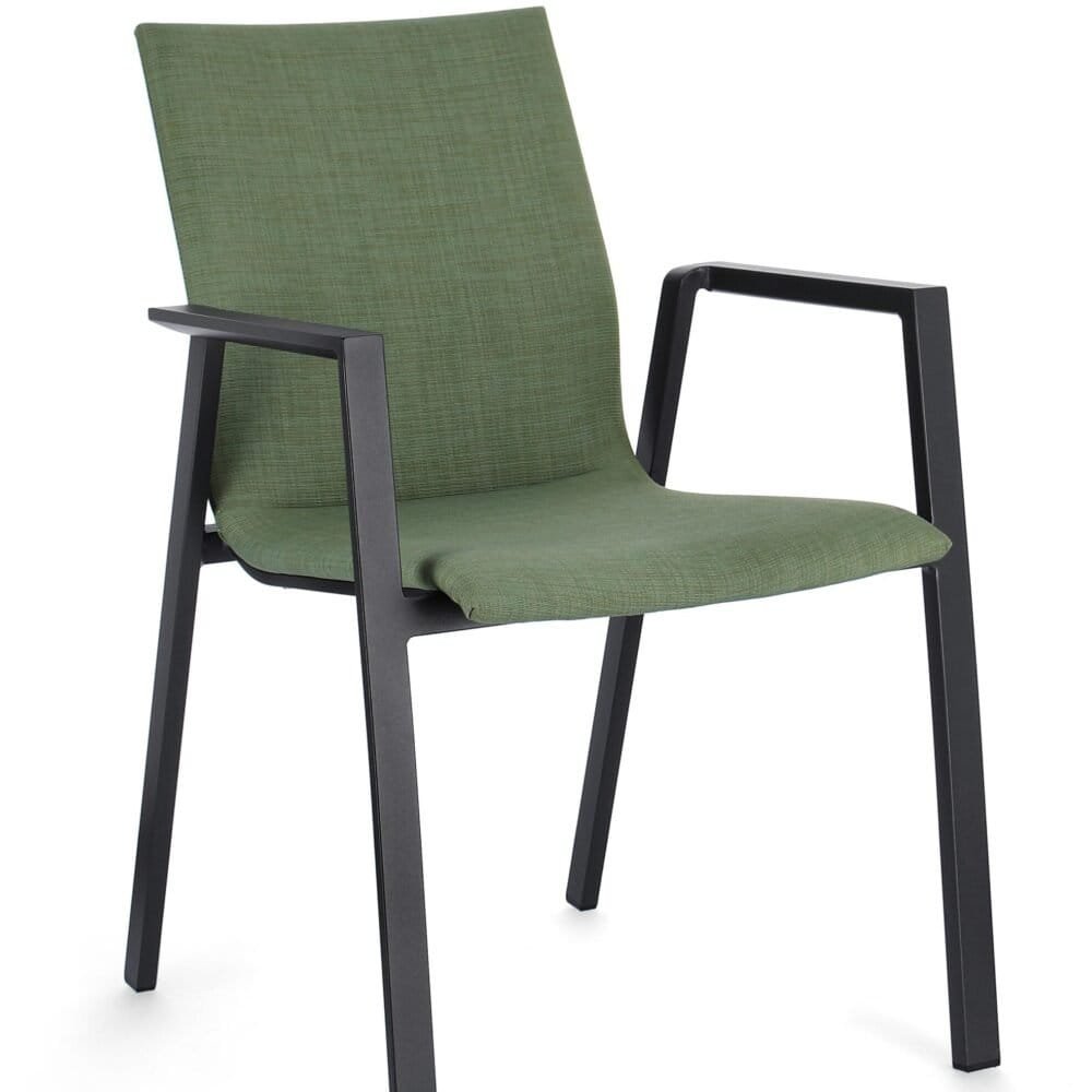 Sedia con rivestimento verde e struttura in metallo nero, perfetta per ambienti eleganti e contemporanei.