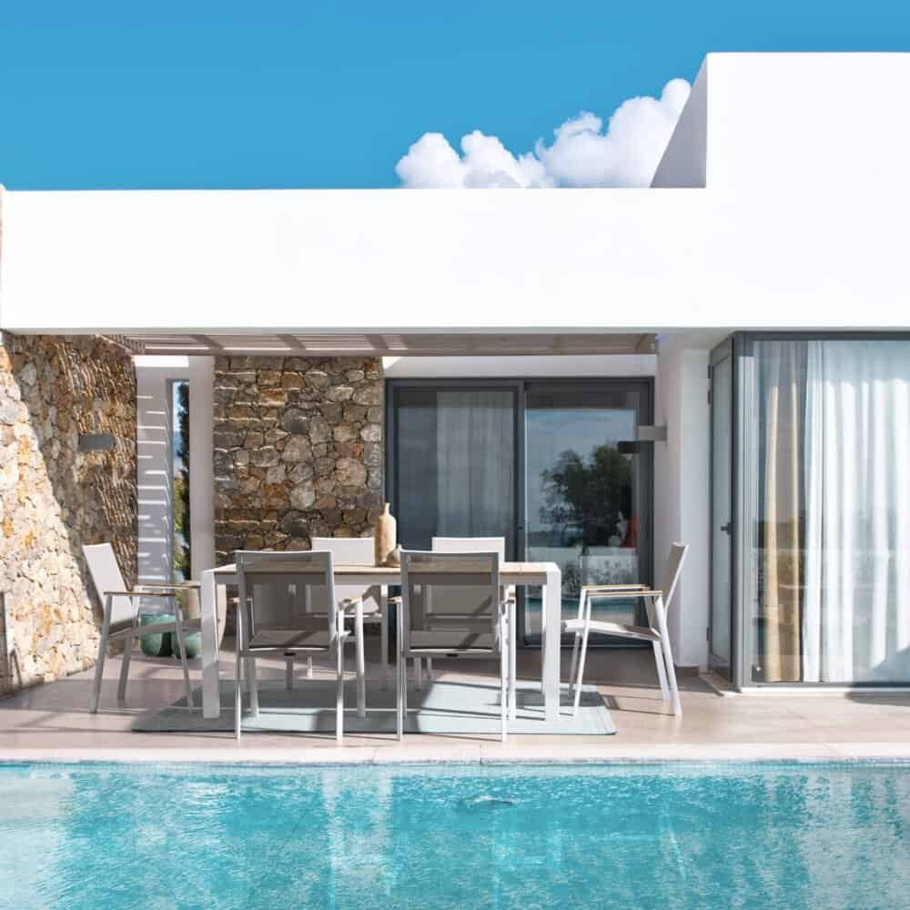 Tranquilla villa moderna con piscina in Toscana, soggiorno di lusso con arredi contemporanei e vista spettacolare.