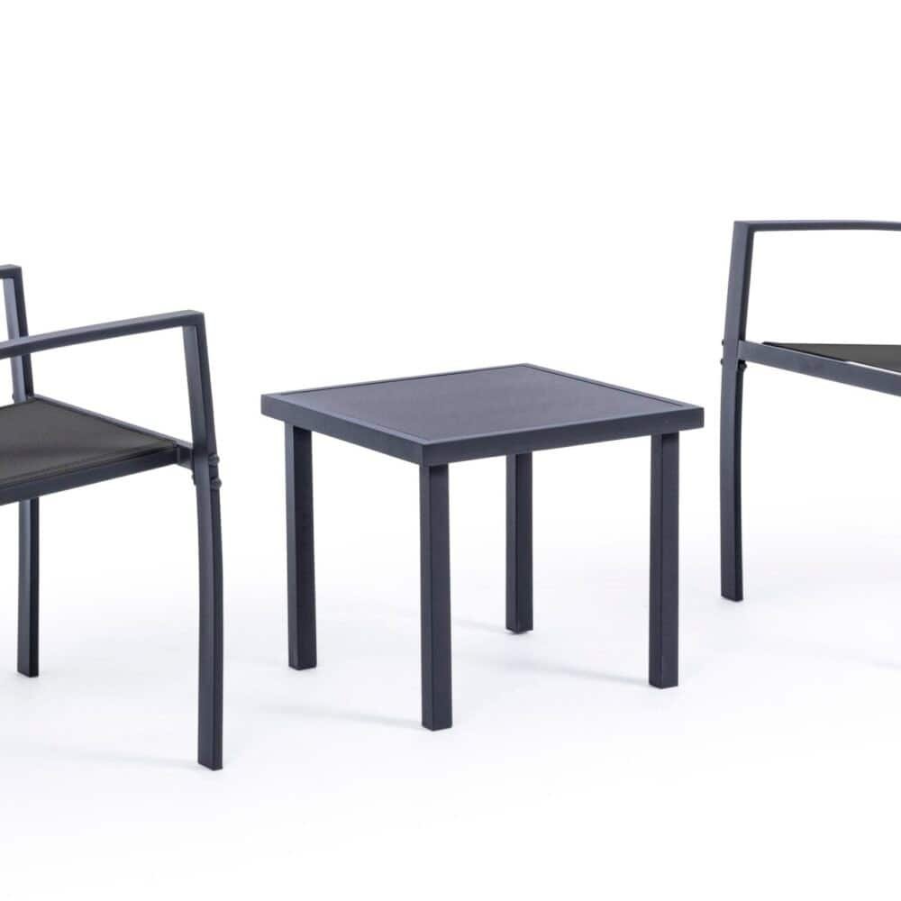Sedia da giardino in metallo nero con schienale imbottito e tavolino da esterno, ideale per rilassarsi all'aperto.