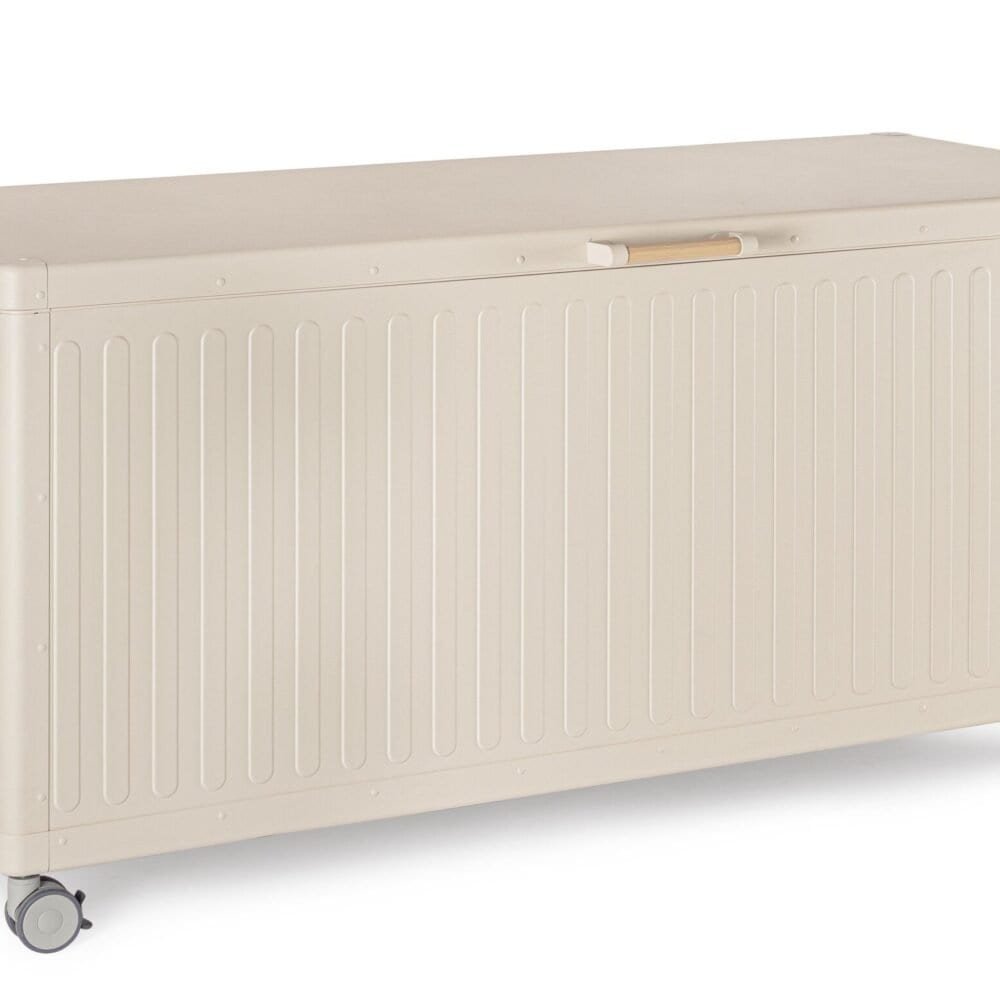 Cassapanca arredo in plastica bianca con ruote, ideale per conservare effetti personali o strumenti.