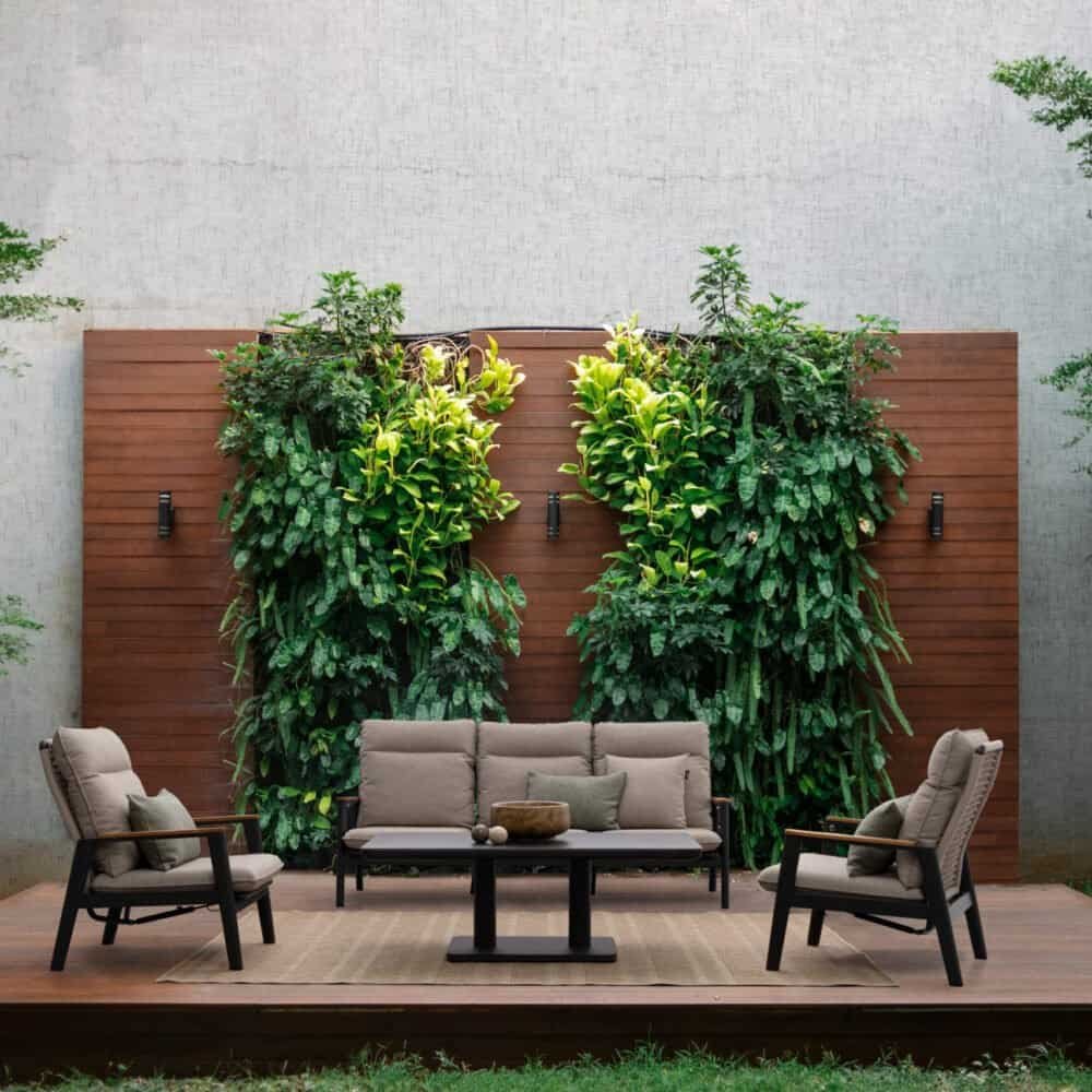 Motivo di arredamento elegante con panchine e tavolini in spazi esterni.