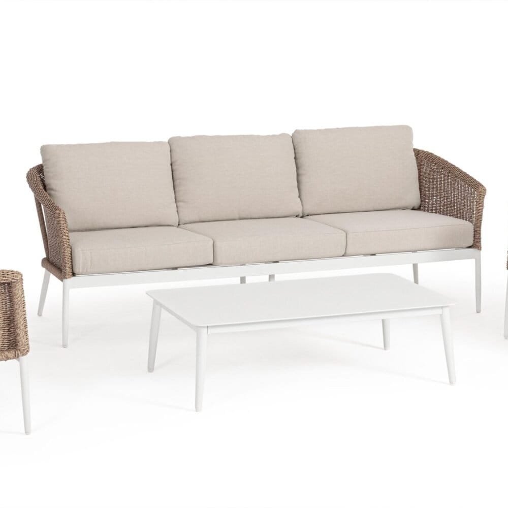 Descrizione di un set di mobili da esterno in rattan con cuscini beige chiaro.