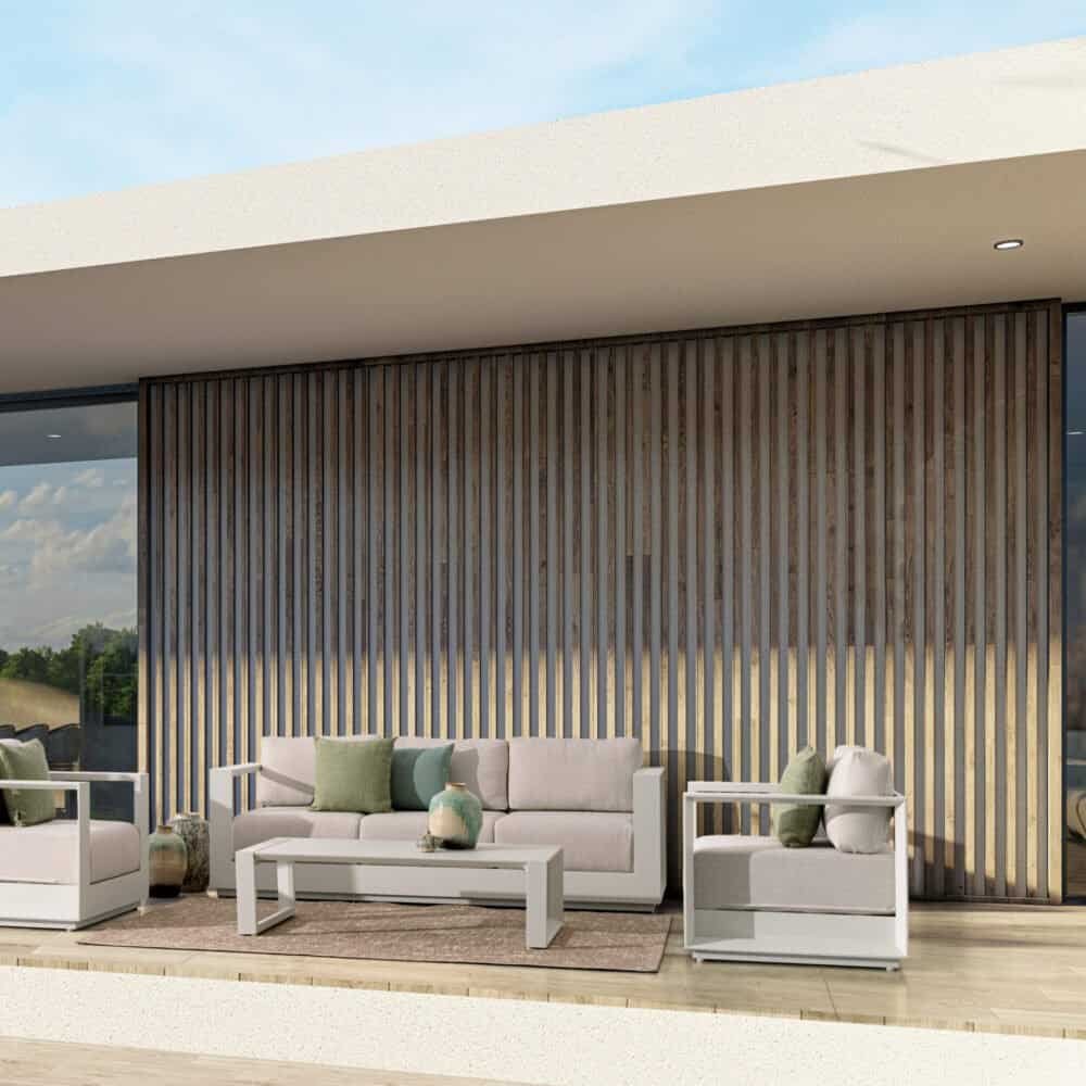 Soffice divano da esterno con cuscini verdi, combinazione di stile contemporaneo e comfort.