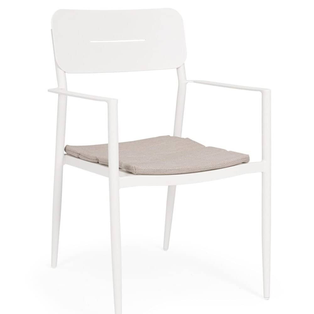 Sedia elegante bianca con braccioli e seduta imbottita per interni e soggiorni moderni.