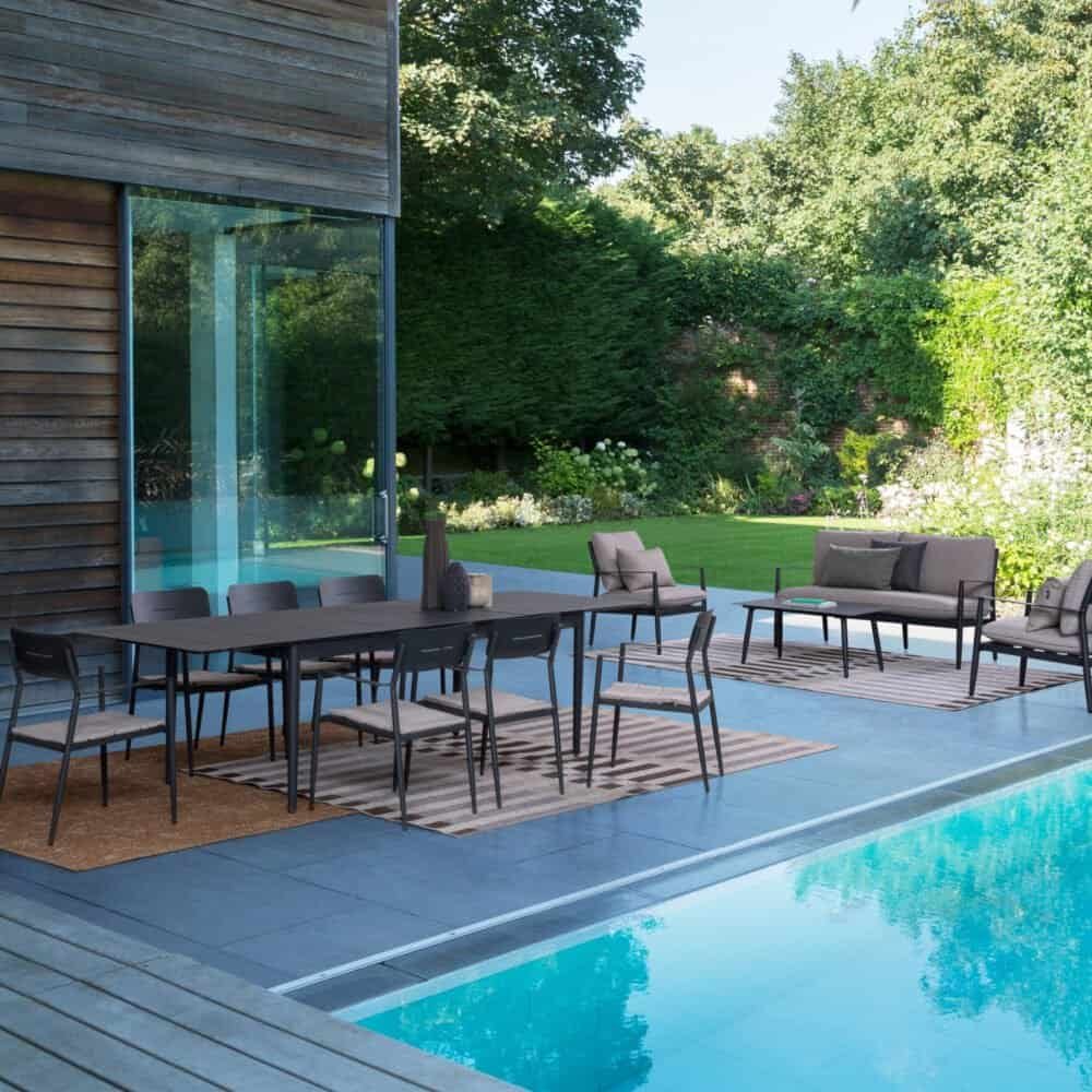 Sedia e tavolo per esterni, soggiorno giardino con vista naturale.