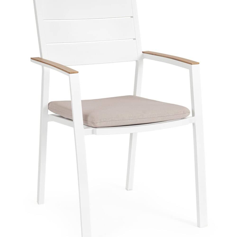 Sedia bianca con braccioli in legno e cuscino imbottito per il massimo comfort.