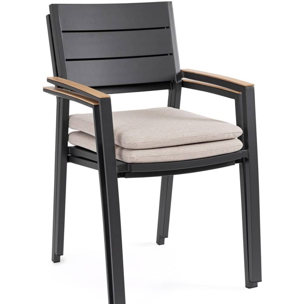 Sedia di design in metallo nero e legno con cuscino beige per esterni ed interni.