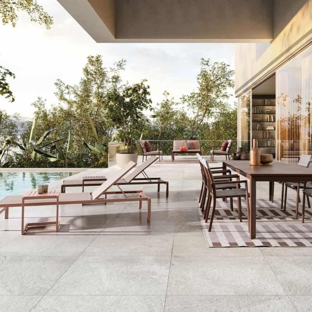 Piscina e lounge moderno con viste naturali, arredamento di qualità per il relax all'aperto.