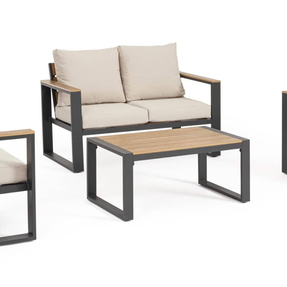 Divano e poltrone da esterno in stile moderno con struttura in ferro e finitura in legno naturale.