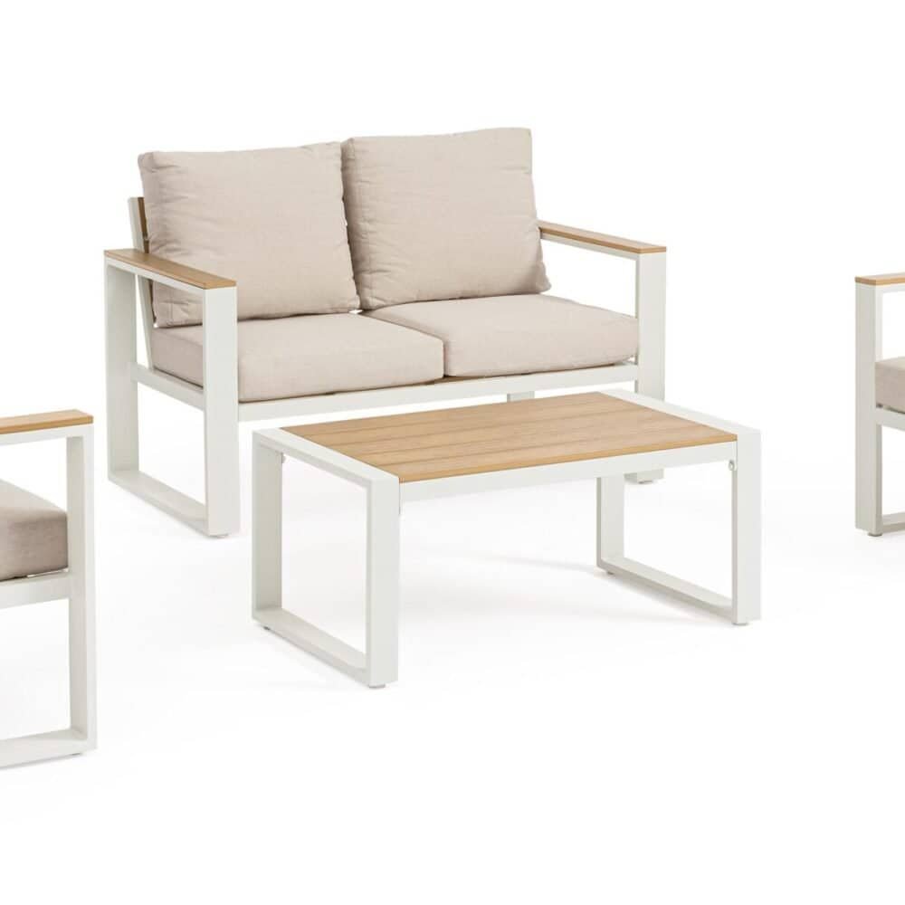 Relaxing outdoor set di mobili in legno e tessuto beige, ideale per patio e giardino.