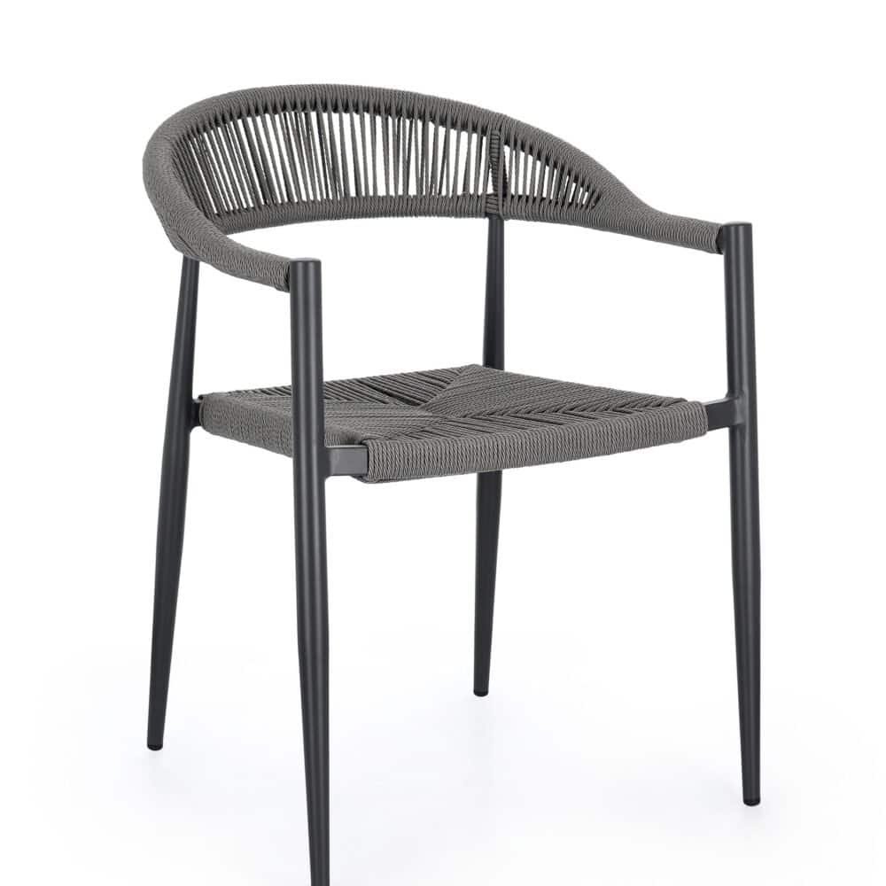 Sedia moderna per esterni in rattan grigio con struttura in metallo nero resistente. Ideale per aree outdoor eleganti e confortevoli.