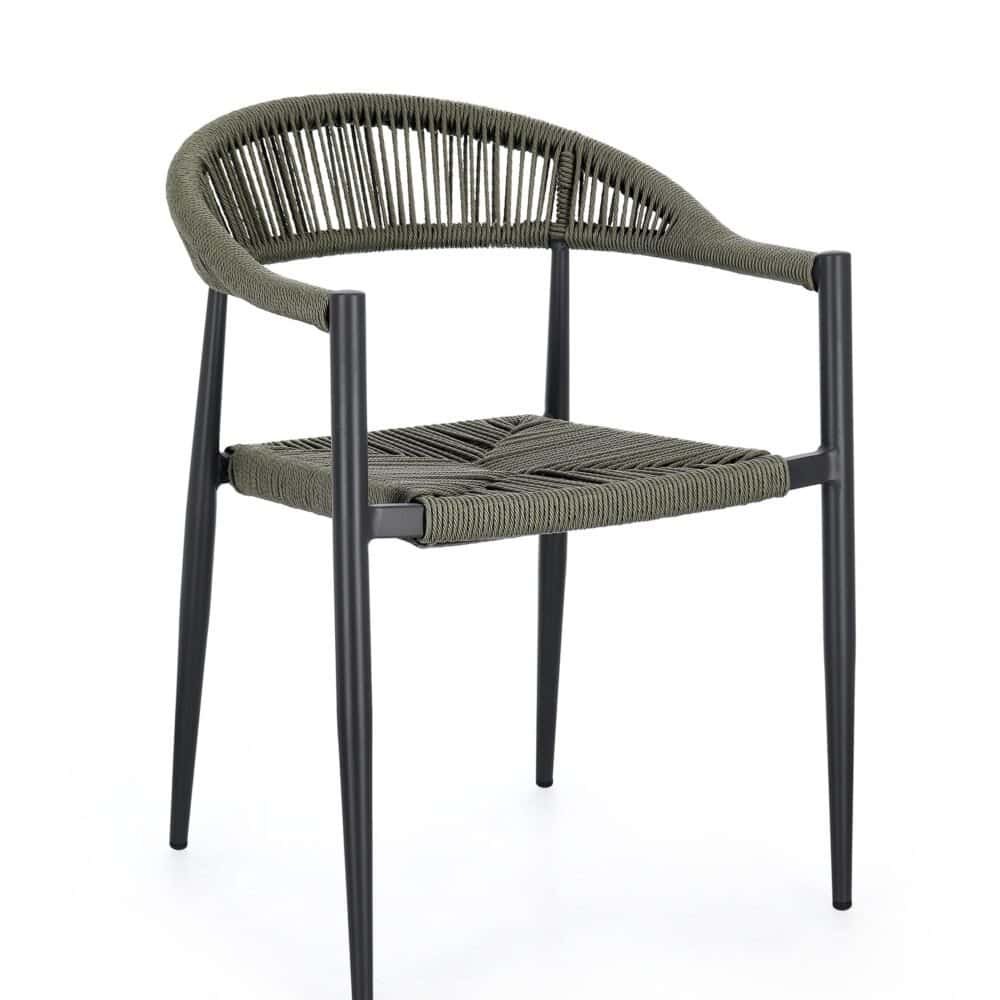 Sedia moderna in rattan intrecciato con struttura in metallo nero, stile elegante e resistente. Perfetta per esterni e interni.