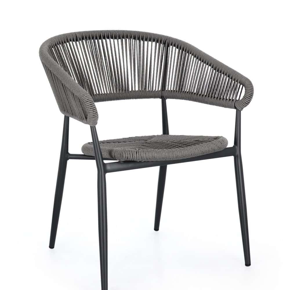 Sedia elegante in vimini grigio con struttura in metallo nero, perfetta per esterni e interni moderni.