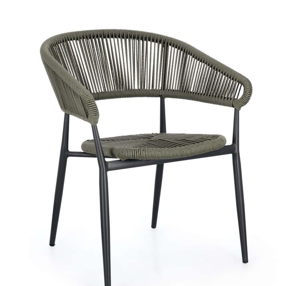 Sedia da esterno in rattan intrecciato e struttura in metallo nero, stile contemporaneo.