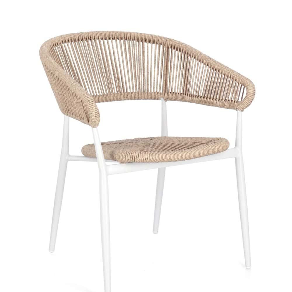 Sedia in rattan beige e struttura bianca, perfetta per interni ed esterni con design elegante e resistente.
