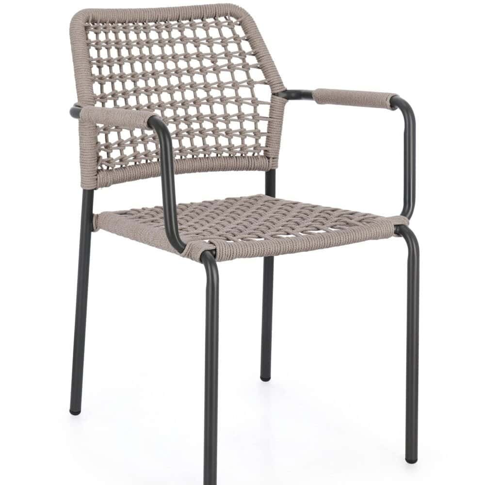 Sedia da esterno con seduta e schienale in rattan intrecciato, struttura in metallo nero, design elegante e resistente.