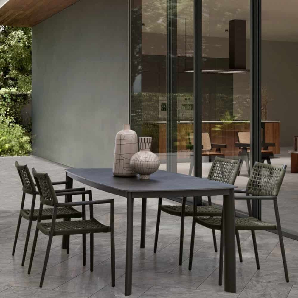 Vasi moderni decorano il tavolo da esterno in un ambiente contemporaneo.