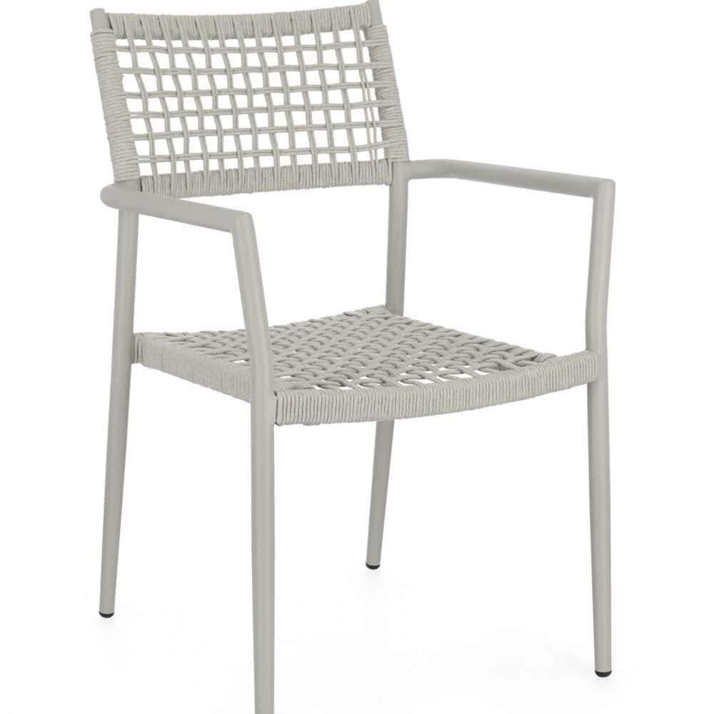 Sedia moderna in vimini e metallo bianco, ideale per esterni o interni eleganti.