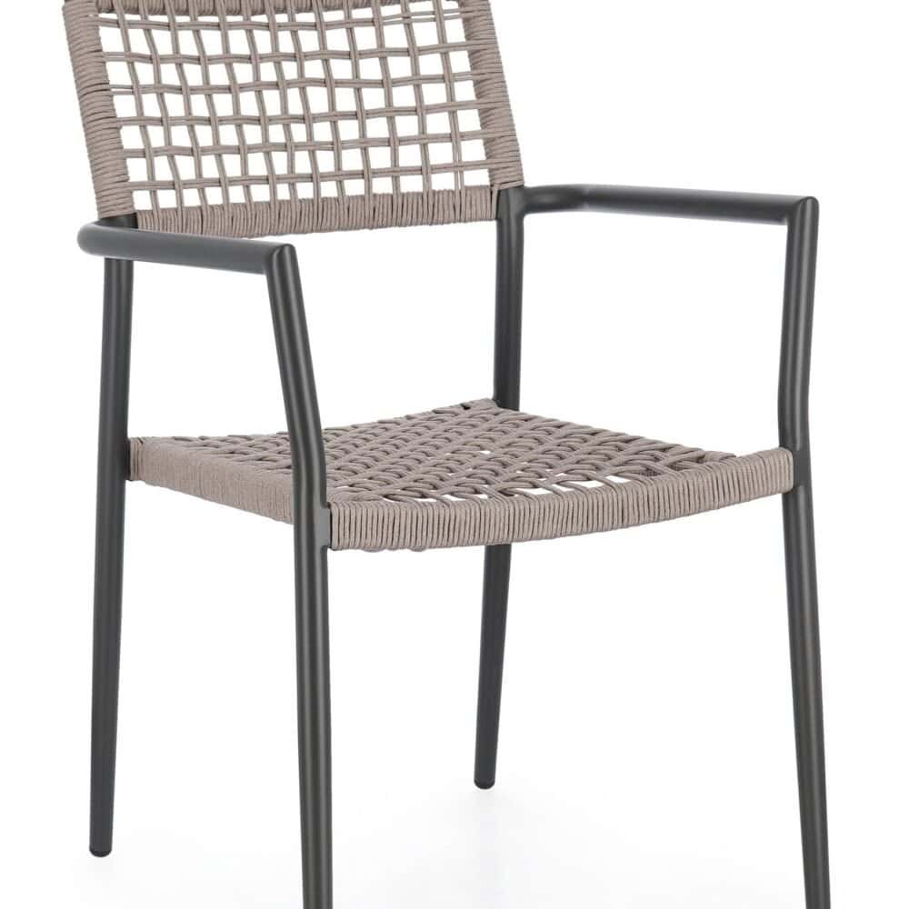 Sedia in rattan intrecciato e struttura in metallo, ideale per arredo esterno e interno.