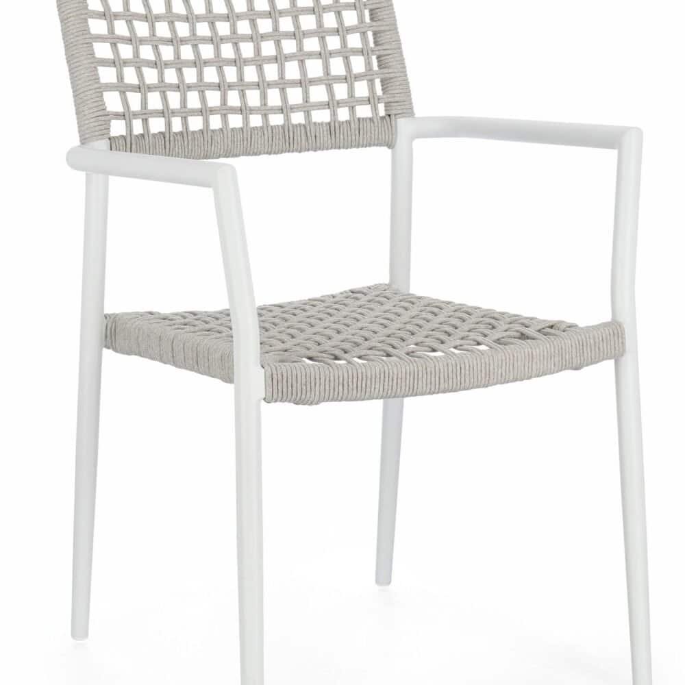 Sedia moderna con struttura in metallo bianco e seduta/schienale in alianca di rattan intrecciato beige. Perfetta per l’arredo outdoor e giardini.